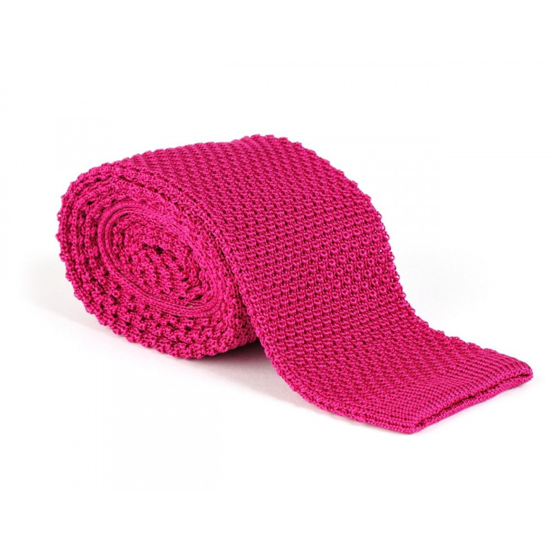 Cravate fushia amoureusement tricotée